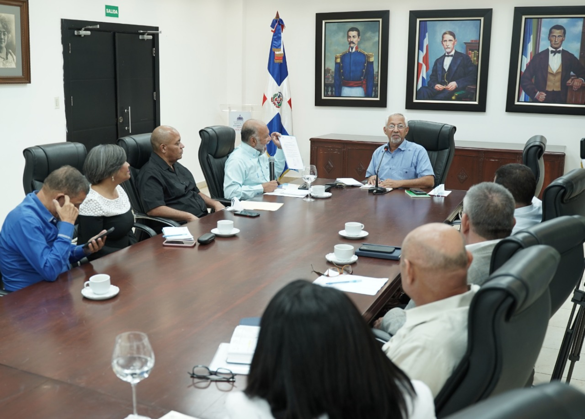  imagen Ministro de Educación, Ángel Hernández reunido con miembros de la Asociación Dominicana de Profesores (ADP).  