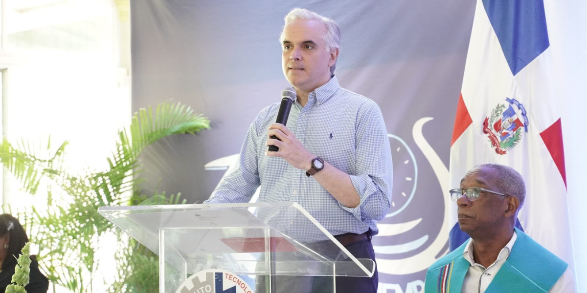 imagen Luis Miguel De Camps, encabezando la septuag&eacute;sima sexta graduaci&oacute;n del Instituto Tecnol&oacute;gico San Ignacio de Loyola (ITESIL) 