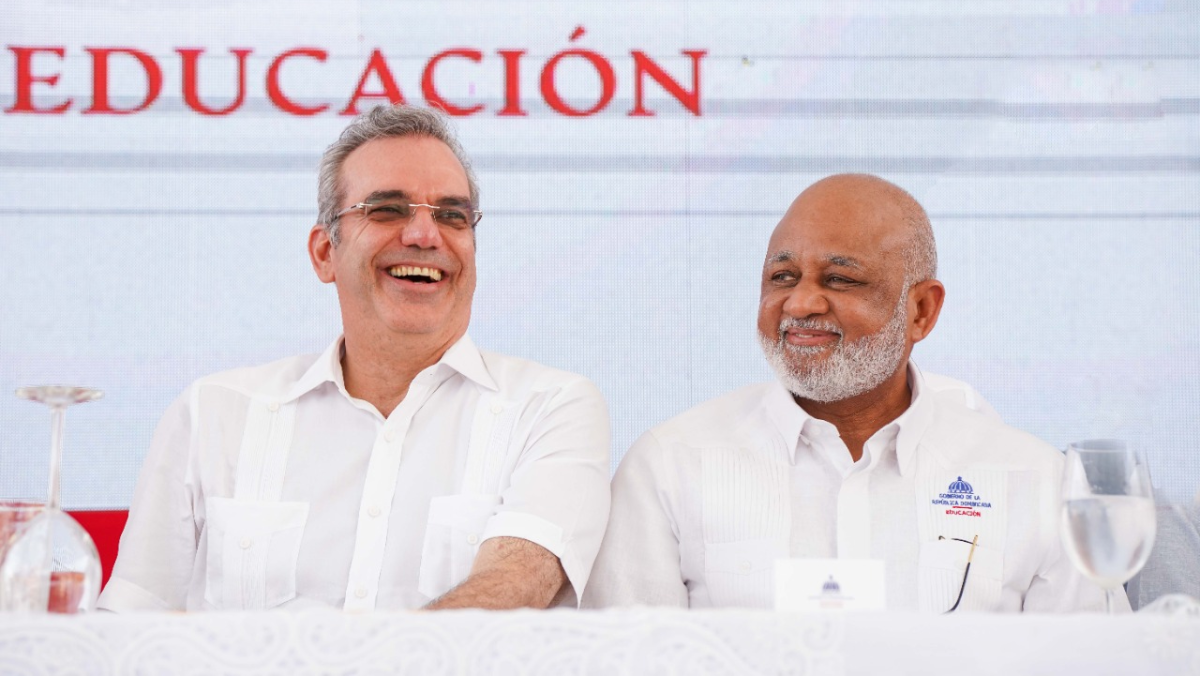  imagen Presidente Luis Abinader y ministro Fulcar junto a tres estudiantes y personalidades que representaban las instancias invitadas al evento. 