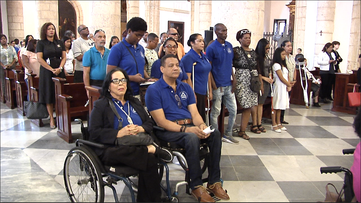  imagen En la misa estuvieron presentes viceministros y directores del MINERD, as&iacute; como estudiantes de centros educativos p&uacute;blicos y privados y personas adultas con alguna discapacidad.
&nbsp; 