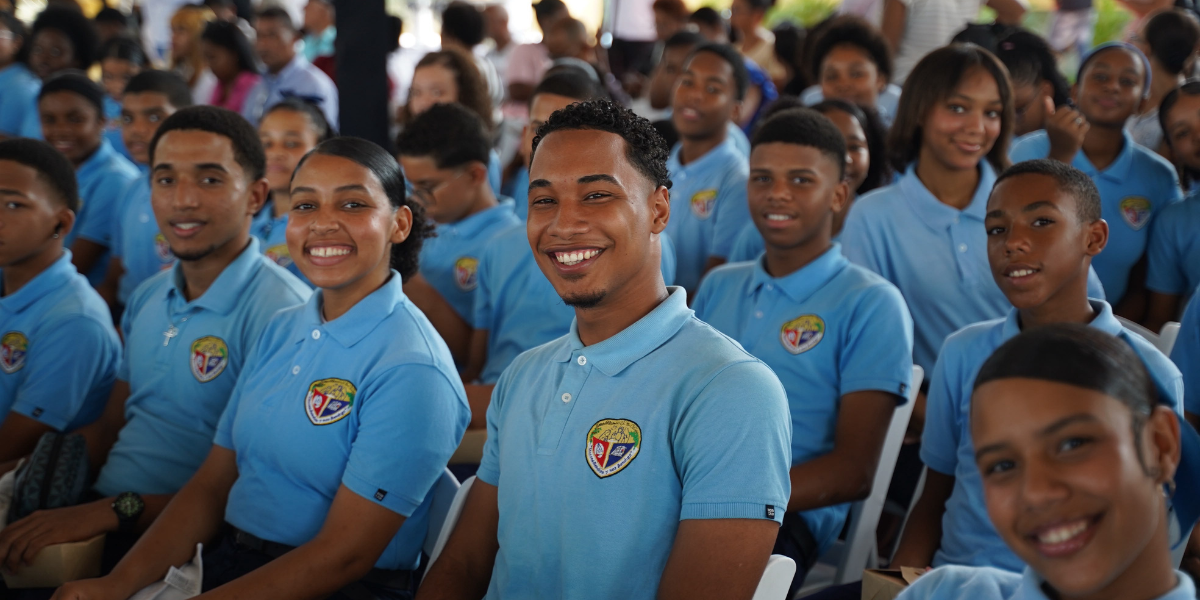  imagen Estudiantes, docentes y comunitarios de Sabana Perdida, en Santo Domingo Norte, en el nuevo techado deportivo del Instituto Polit&eacute;cnico El Ave Mar&iacute;a 
