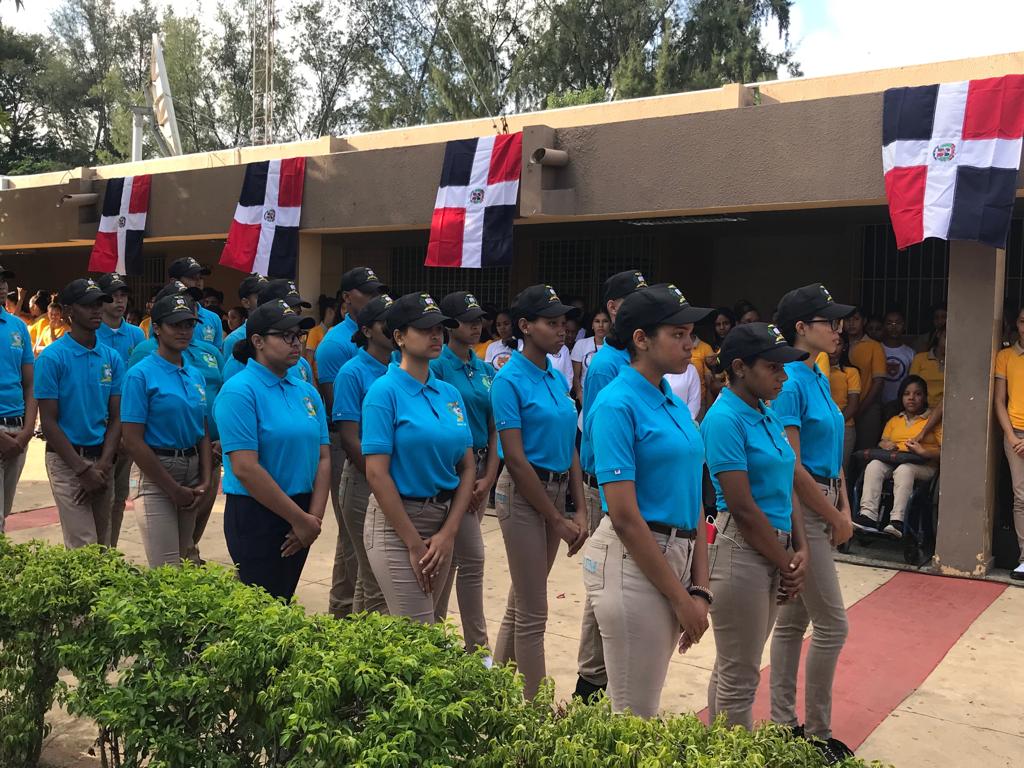  imagen Estudiantes en formaci&oacute;n durante desfile. 