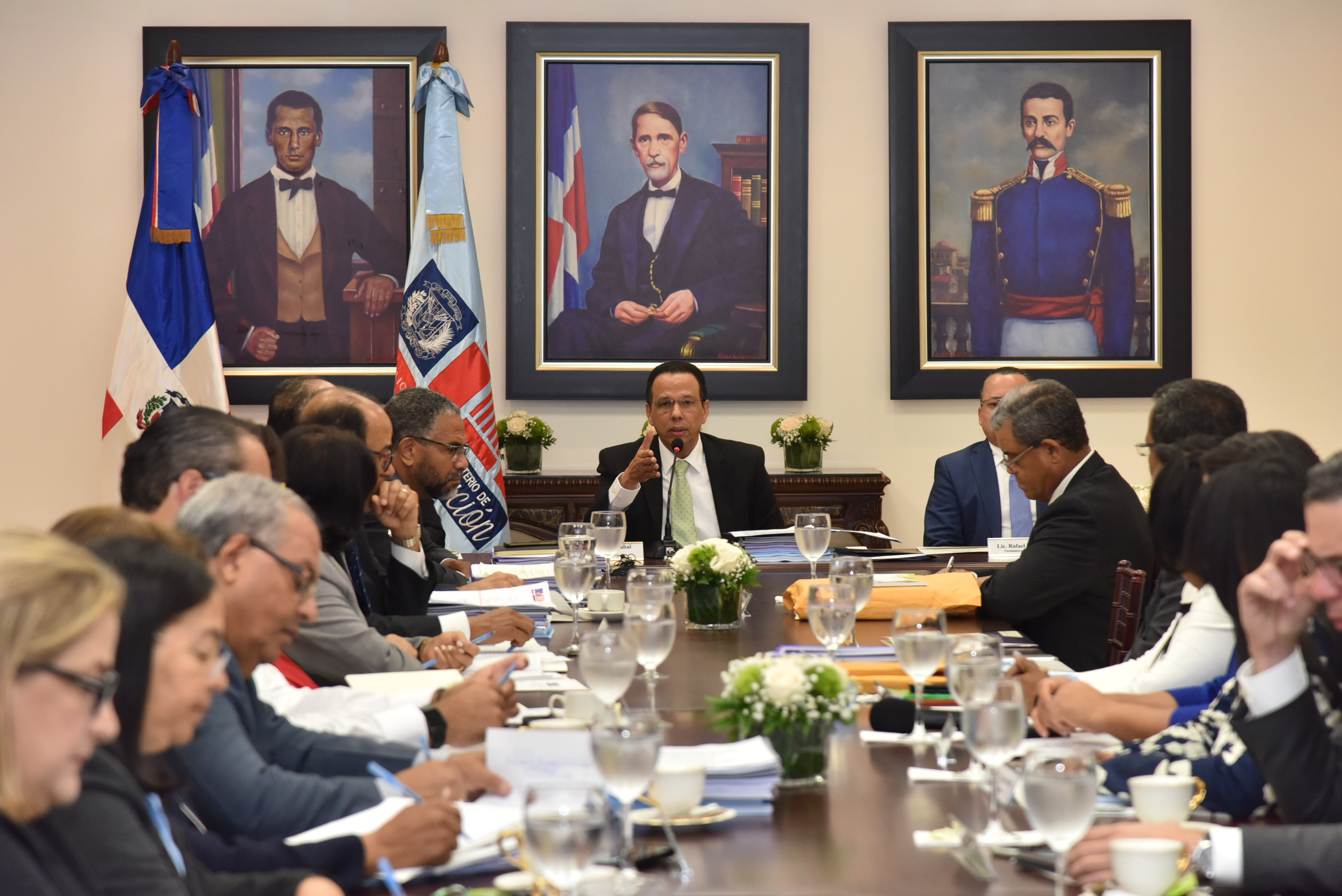  imagen Sentados a la mesa, en el centro Ministro Pe&ntilde;a Mirabal junto a dem&aacute;s personalidades durante sesi&oacute;n. 
