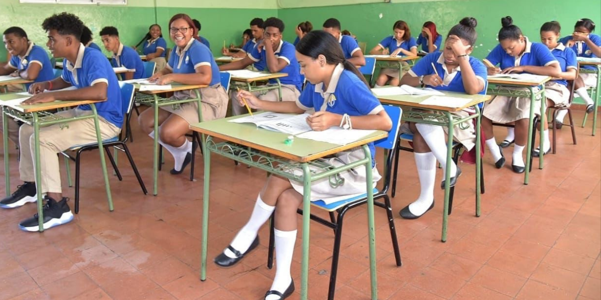  imagen Fotos de estudiantes sentados en el aula&nbsp; 