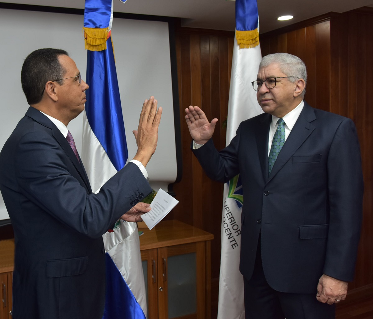  imagen Ministro de educaci&oacute;n Pe&ntilde;a Mirabal junto al&nbsp;periodista Adriano Miguel Tejada durante el acto de juramentaci&oacute;n 