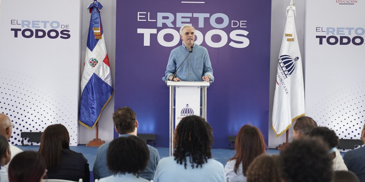  imagen Ministro de Educaci&oacute;n, Luis Miguel De Camps corta cinta que deja formalmente inaugurado la Escuela B&aacute;sica F&eacute;lix Sosa y el techado del Liceo Luis Emilio Vanderhorst 