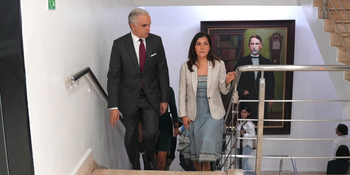  imagen El ministro de Educaci&oacute;n, Luis Miguel De Camps, recibiendo la visita de la embajadora de Estados Unidos en la Rep&uacute;blica Dominicana, Leah Campos. 