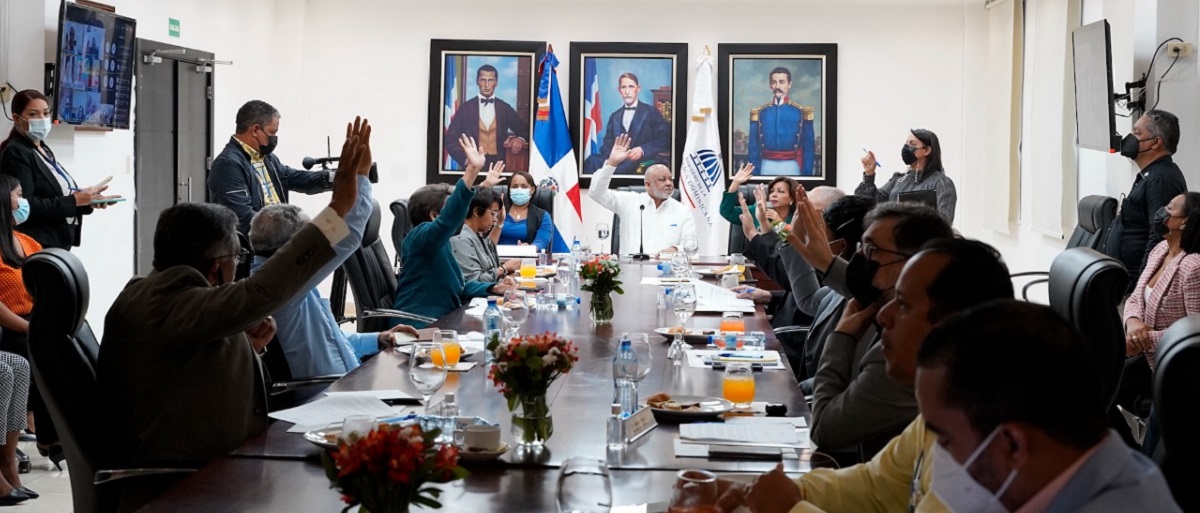  imagen Consejo Nacional de Educación sentados a la mesa durante junta. 