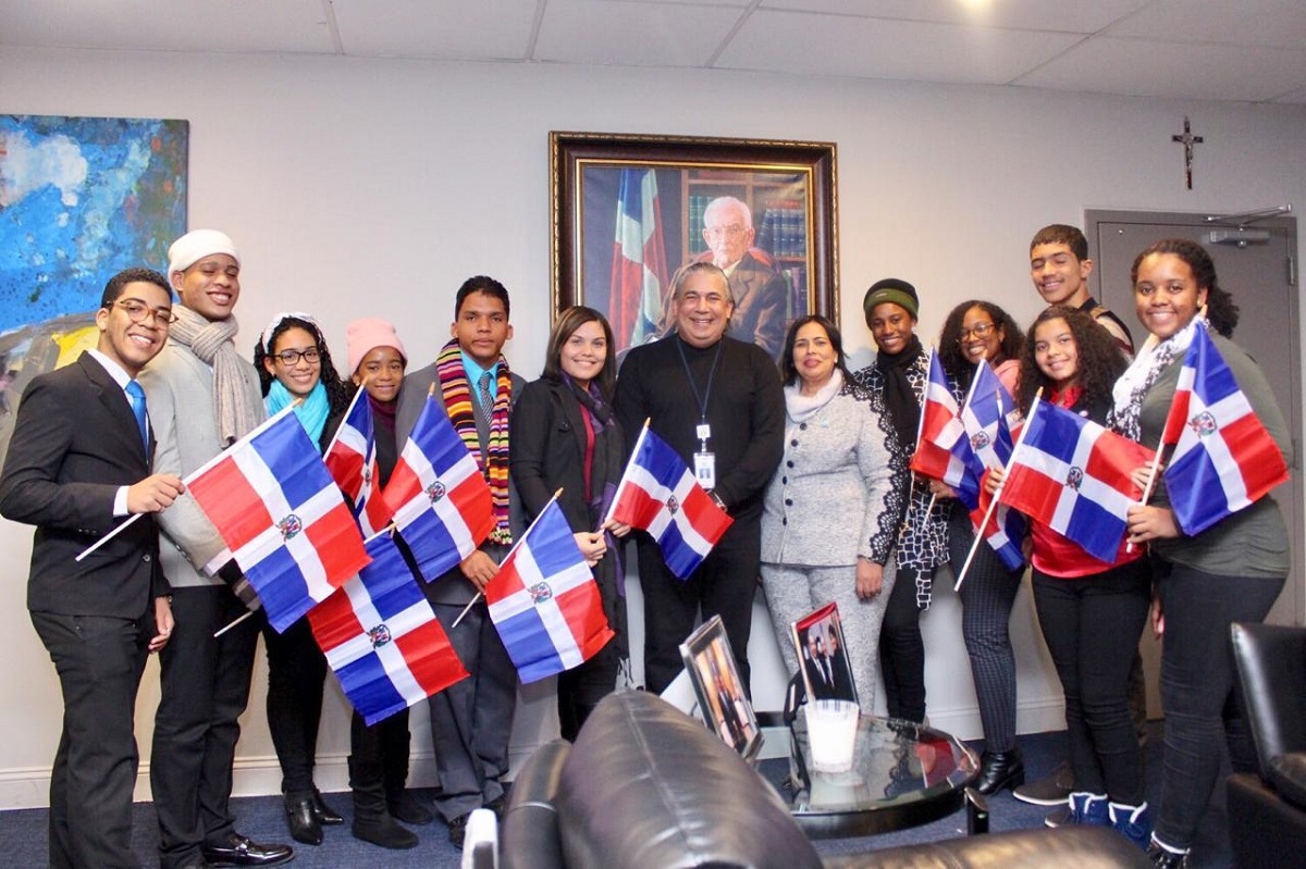  imagen Esta comisi&oacute;n de 12 estudiantes quienes pertenecen a la Regional 10 en Santo Domingo Este y cuyos resultados acad&eacute;micos sobresalen a nivel nacional, fue seleccionada de un total de 450 que fueron reconocidos por la Fundaci&oacute;n Corazones Generosos que preside la diputada Isabel de la Cruz.&nbsp; 