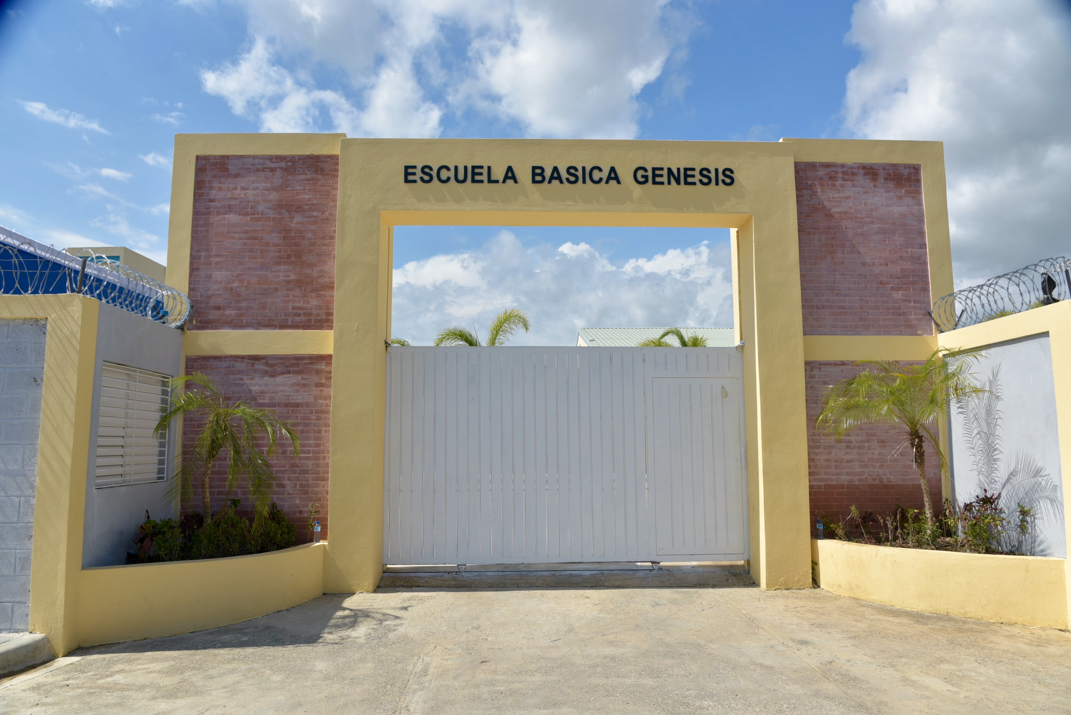  imagen Presidente Danilo Medina junto al ministro Antonio Pe&ntilde;a Mirabal cortando cinta en entrega de centro educativo en Boca Chica 