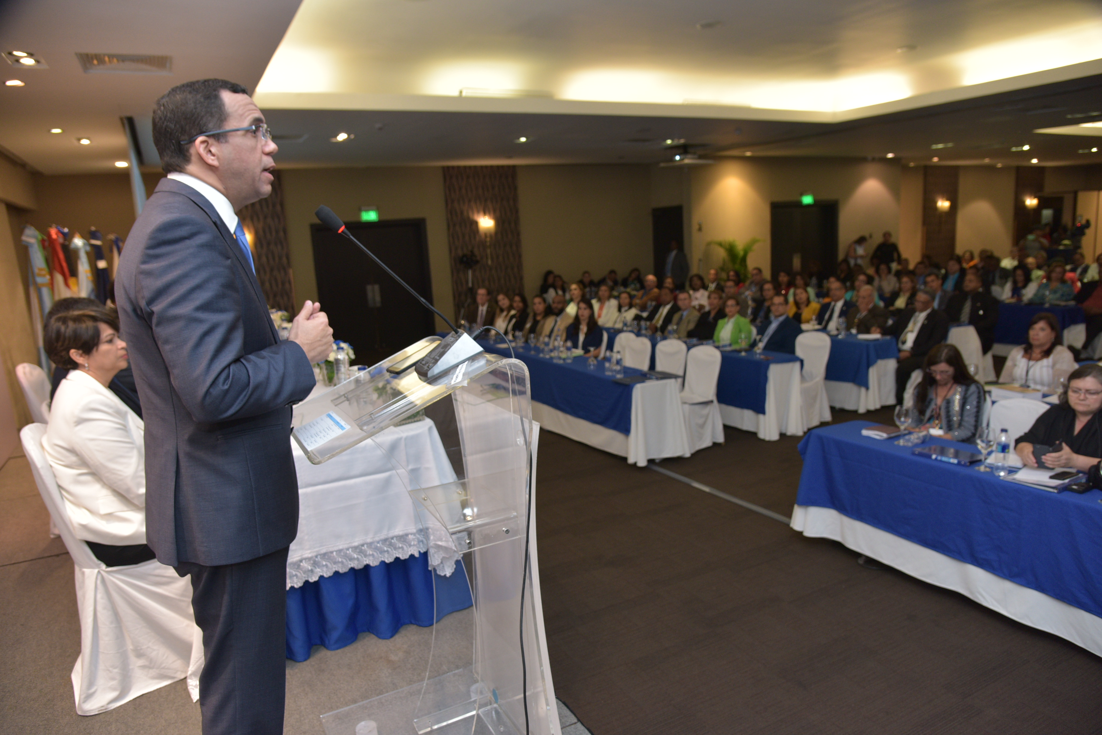  imagen Ministro Andr&eacute;s Navarro de pie en podium se dirige a cientos de personas en lanzamiento de programa de formaci&oacute;n de nuevos directores de escuelas&nbsp; 