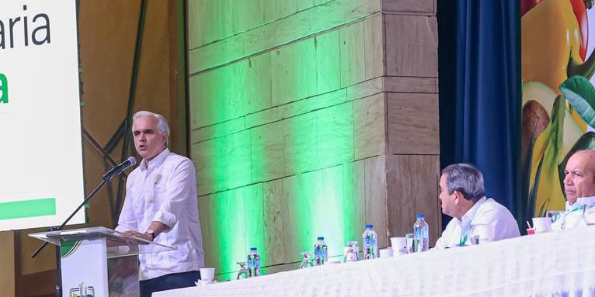 imagen Ministro de educaci&oacute;n Luis Miguel De Camps participando en el XXVIII Encuentro de L&iacute;deres del Sector Agropecuario. 