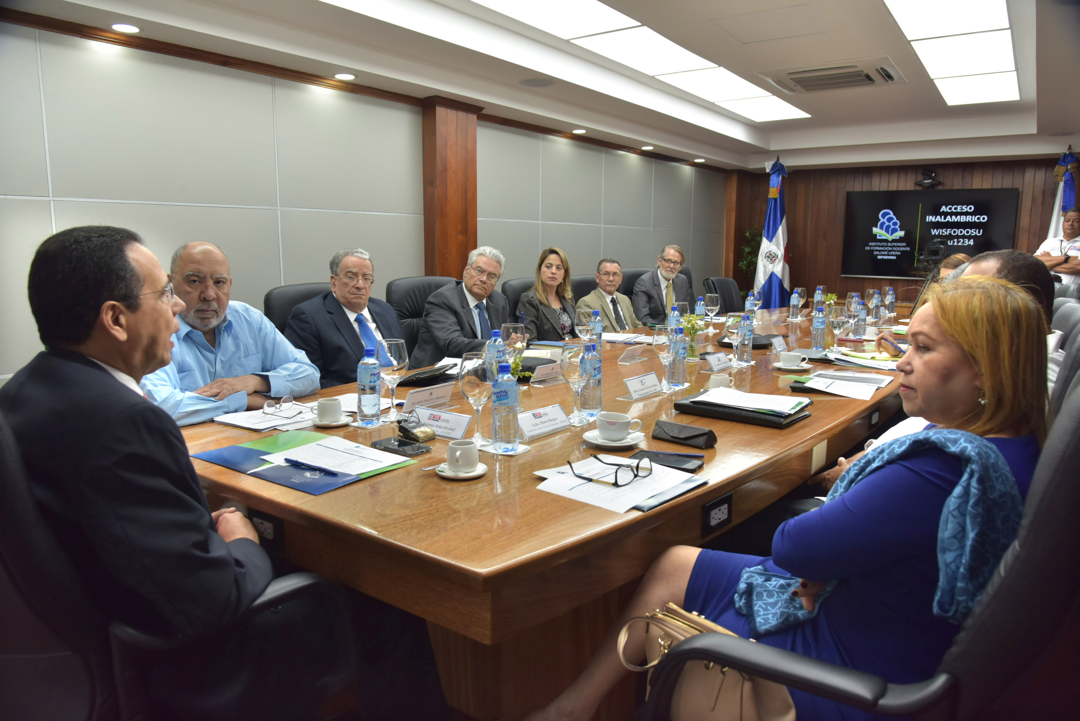  imagen Ministro Antonio Pe&ntilde;a Mirabal sentado en reuni&oacute;n con consejo directivo del ISFODOSU 