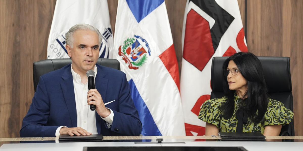  imagen Ministerio de Educaci&oacute;n y la Asociaci&oacute;n Dominicana de Zonas Francas (ADOZONA) firmando acuerdo de colaboraci&oacute;n para propiciar la educaci&oacute;n t&eacute;cnico-profesional 