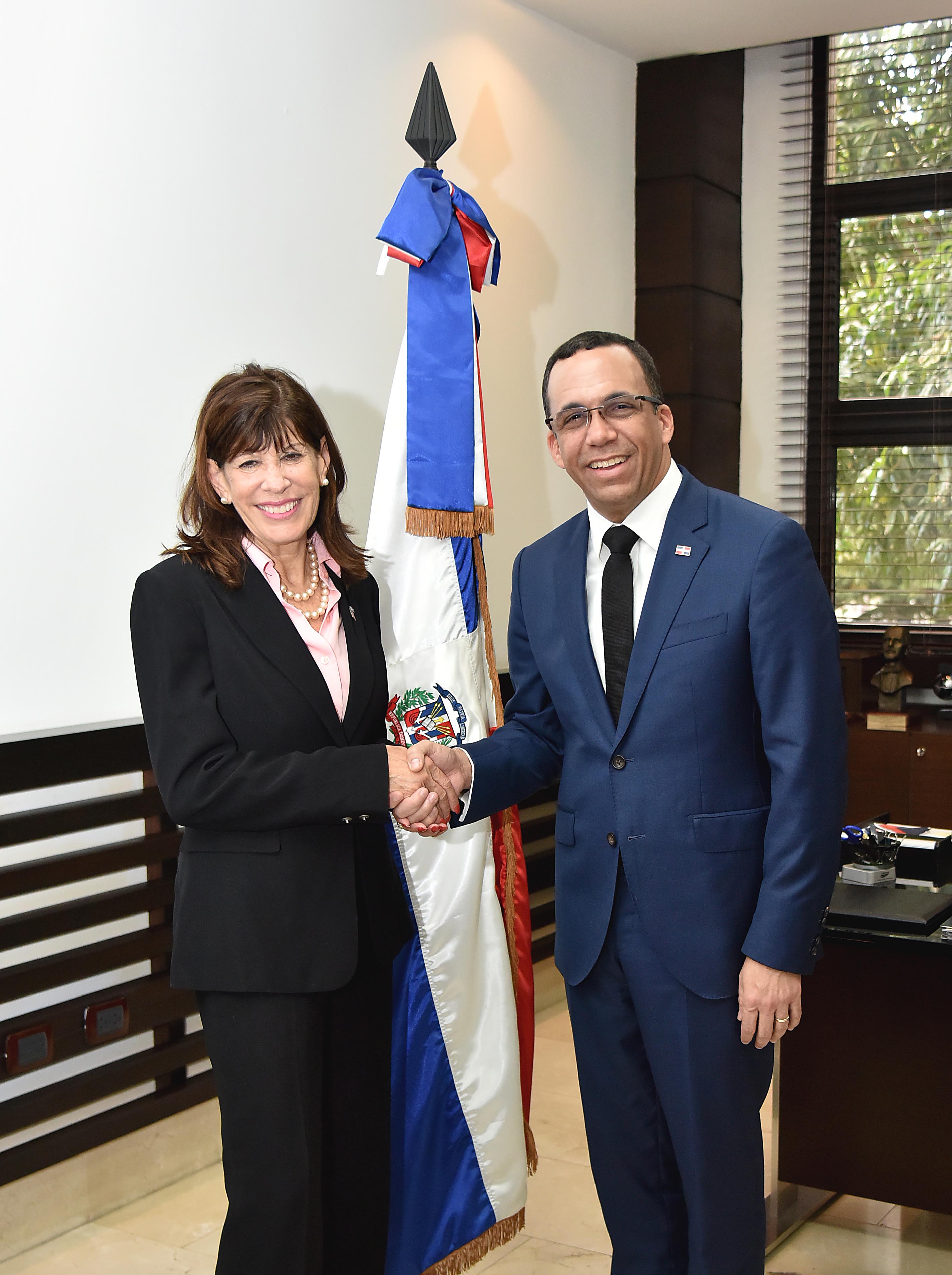  imagen Ministro Andr&eacute;s Navarro de pie junto a embajadora de los Estados Unidos estrechandose la mano
&nbsp; 