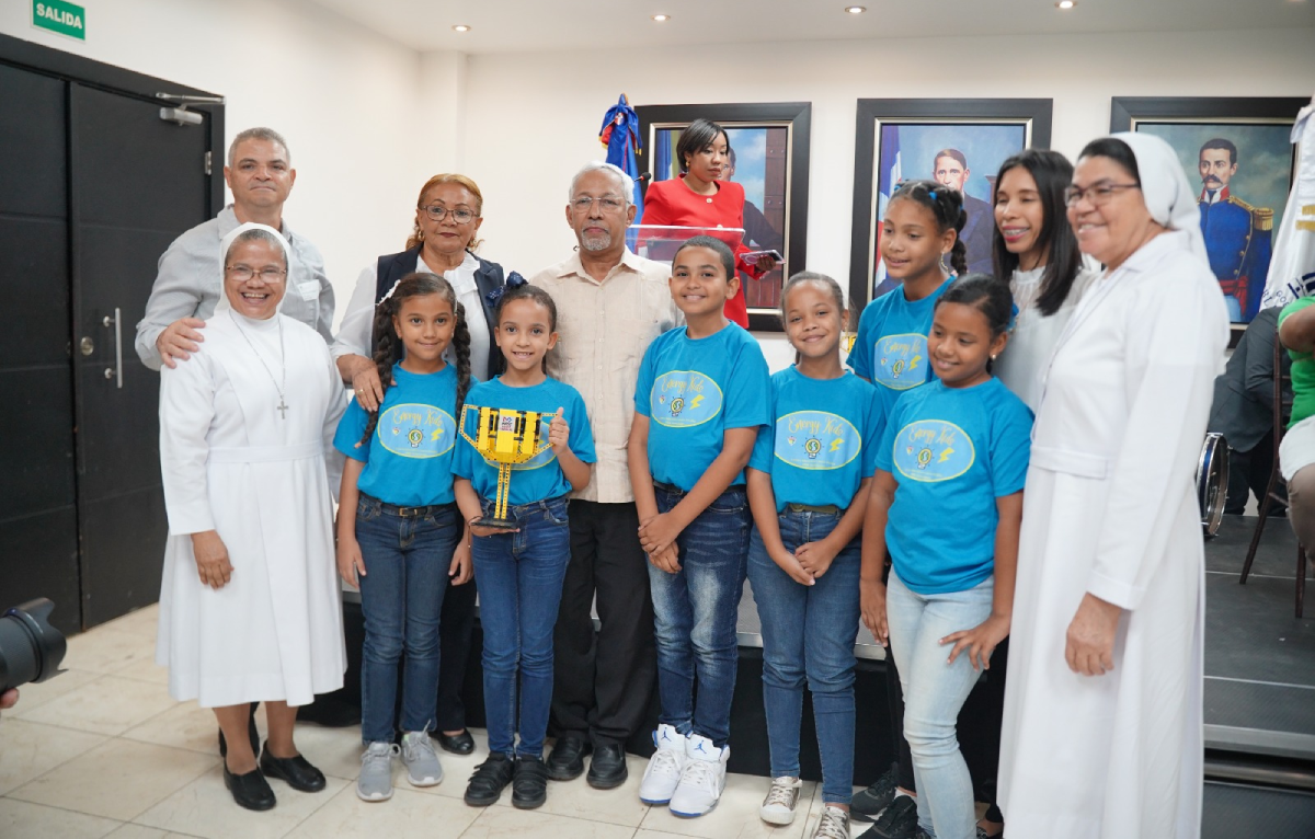  imagen Ministro de Educación, Ángel Hernández comparte con estudiantes que participaron en la competencia internacional First Lego League (FLL). 