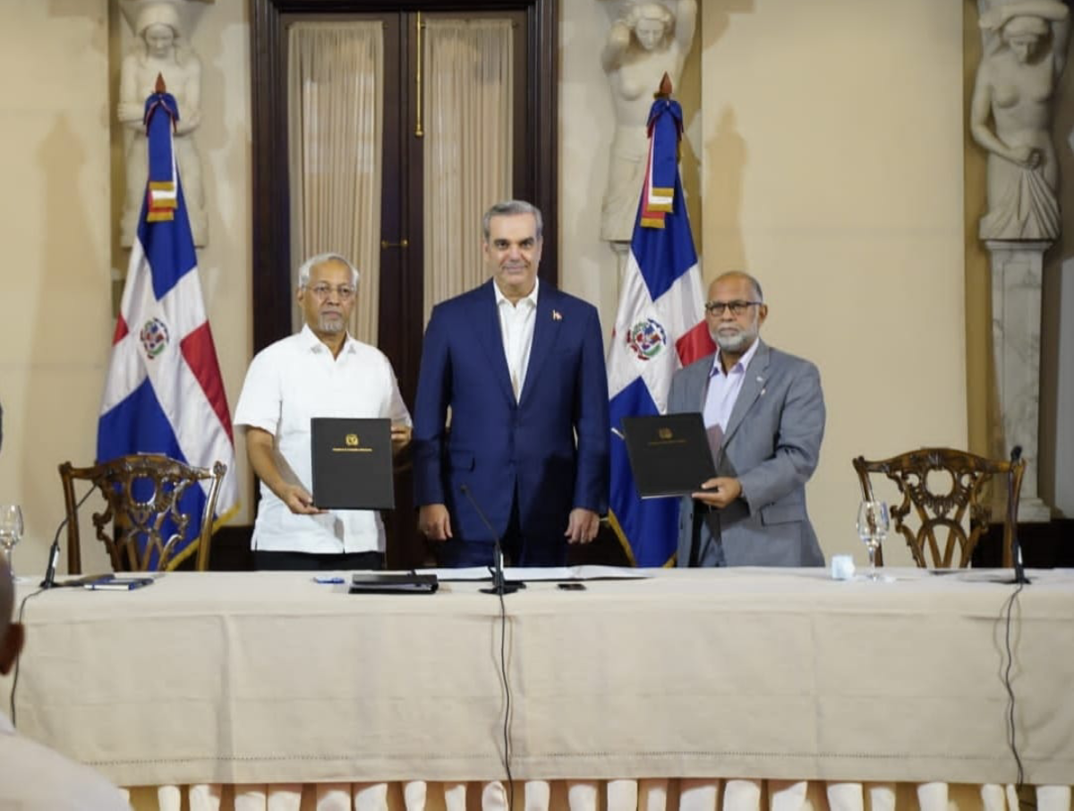  imagen Presidente de la República Dominicana, Luis Abinader encabezó acuerdo entre el Ministerio de Educación y la Asociación Dominicana de Maestros  presididos por el ministro Ángel Hernández y Eduardo Hidalgo. 