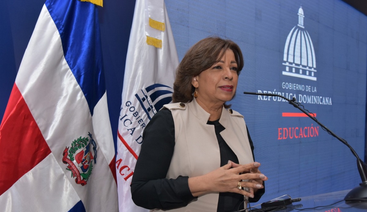  imagen Viceministra de Descentralización y Participación Comunitaria, Ligia Pérez, sentada. 