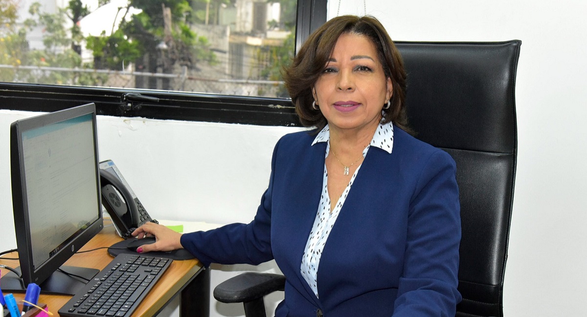  imagen Viceministra de Descentralización y Participación Comunitaria, Ligia Pérez, sentada. 