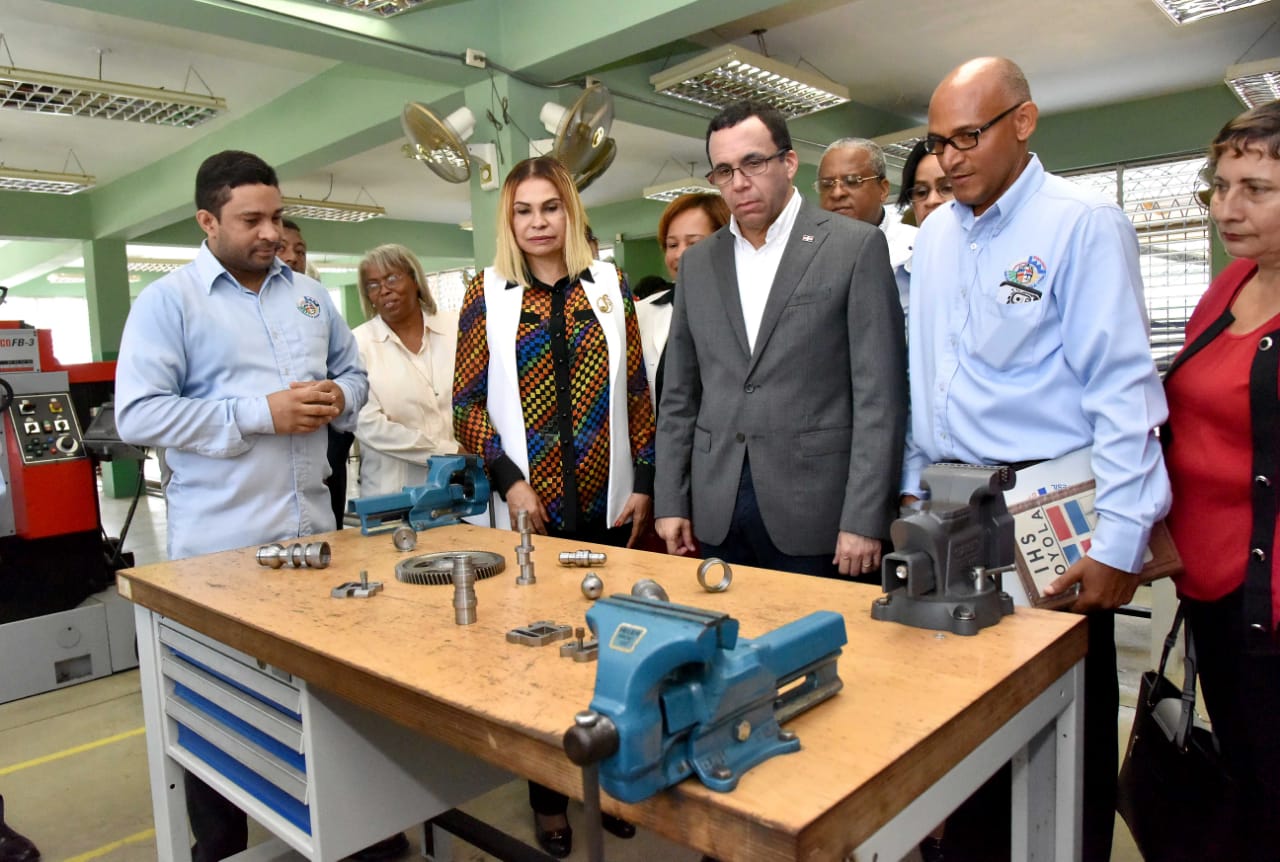  imagen Ministro Andr&eacute;s Navarro de pie junto a estudiantes de Dajab&oacute;n&nbsp; 