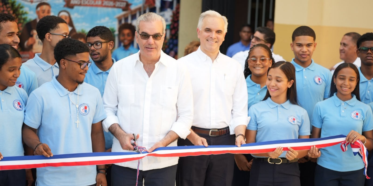  imagen Estudiantes y residentes de Los Mina, Santo Domingo Este, felices por la ampliaci&oacute;n y el remozamiento del Polit&eacute;cnico San Vicente de Pa&uacute;l. 