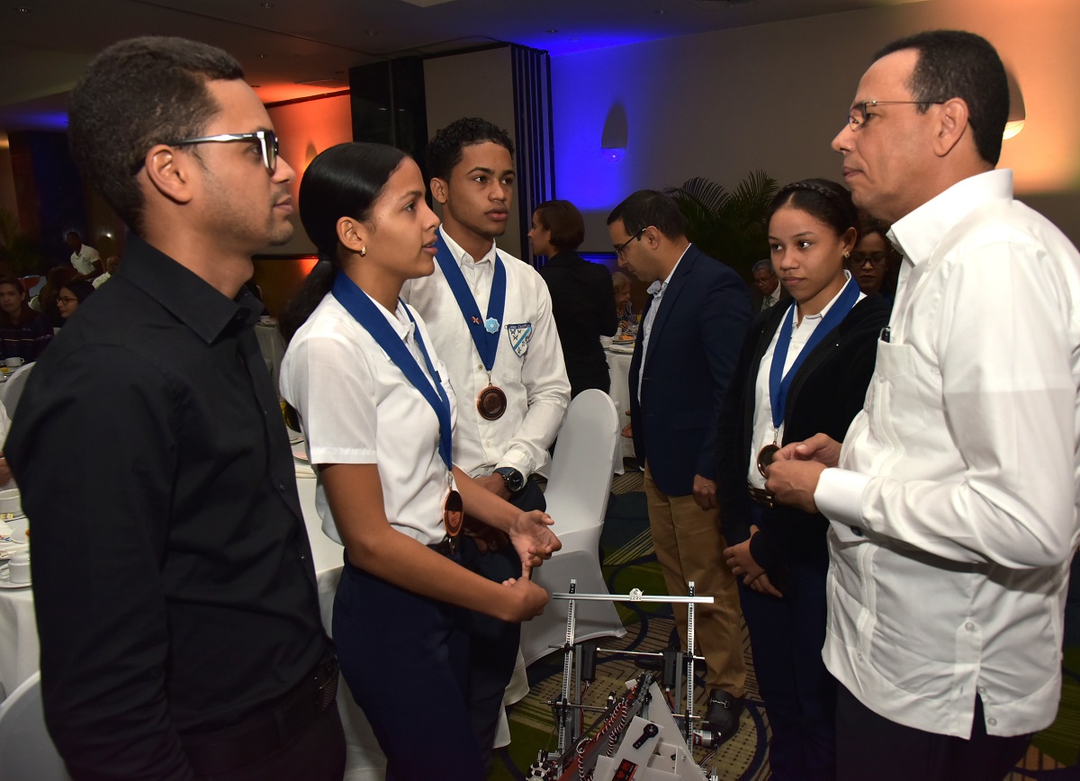  imagen Ministro Pe&ntilde;a Mirabal con estudiantes galardonados 