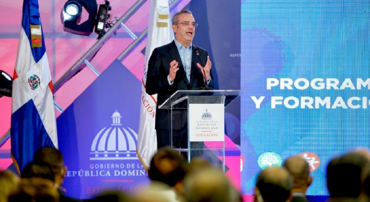  imagen Presidente Luis Abinader, ministro de Educación Roberto Fulcar y demás presentes, de pie durante actividad. 