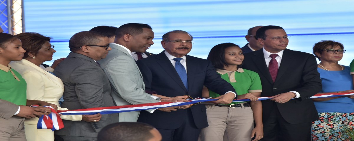  imagen Presidente Medina corta cinta inaugural 