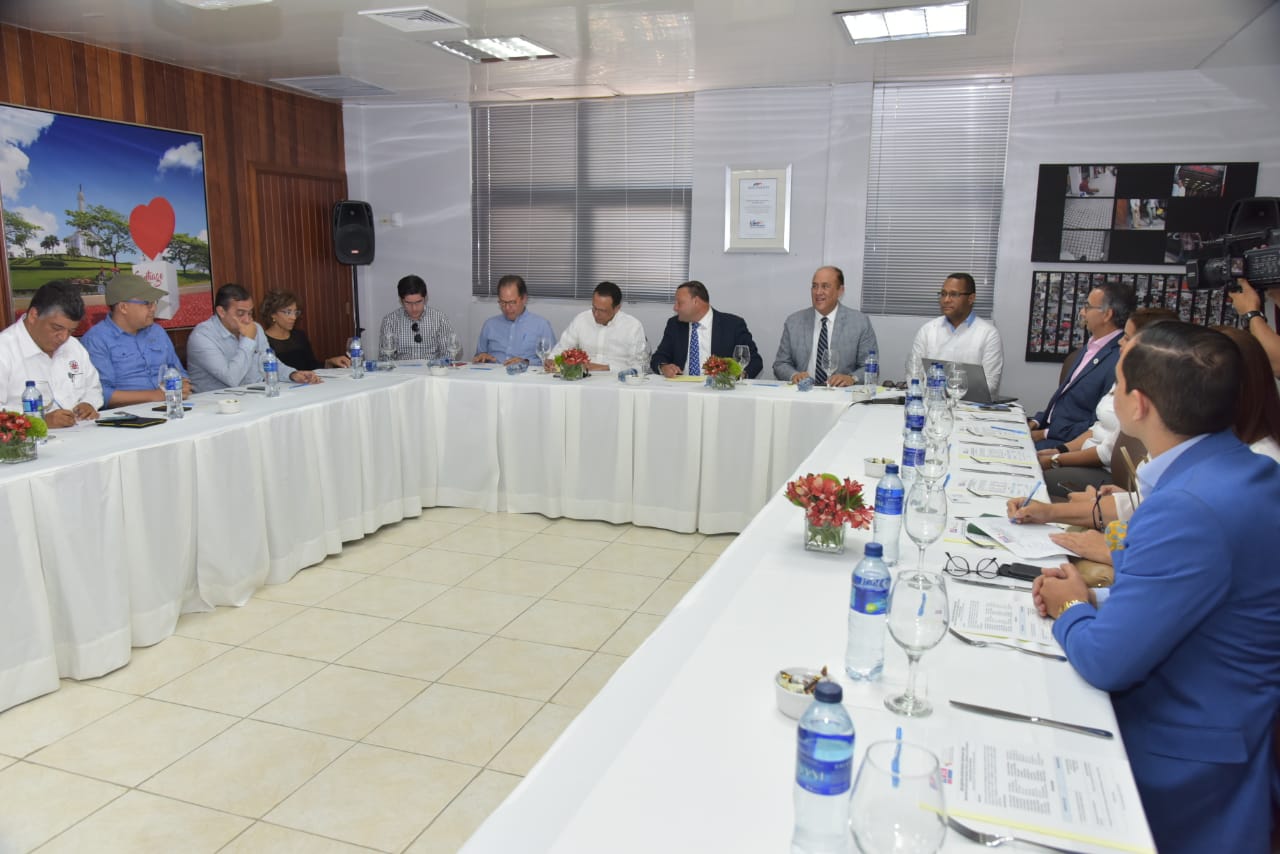  imagen Ministro sentado junto a otras autoridades durante&nbsp;encuentro-almuerzo. 