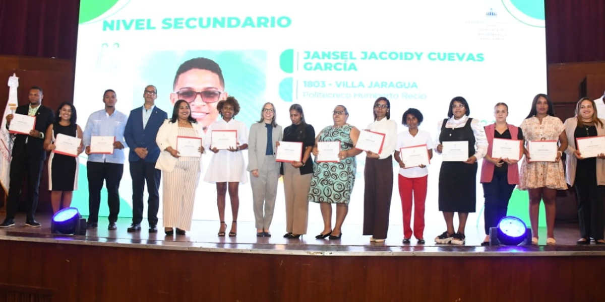  imagen Docentes de los niveles de&nbsp; Inicial, Primario y Secundario premiados por el desarrollo de buenas pr&aacute;cticas en el proceso de ense&ntilde;anza-aprendizaje mediante el uso de herramientas y recursos tecnol&oacute;gicos. 