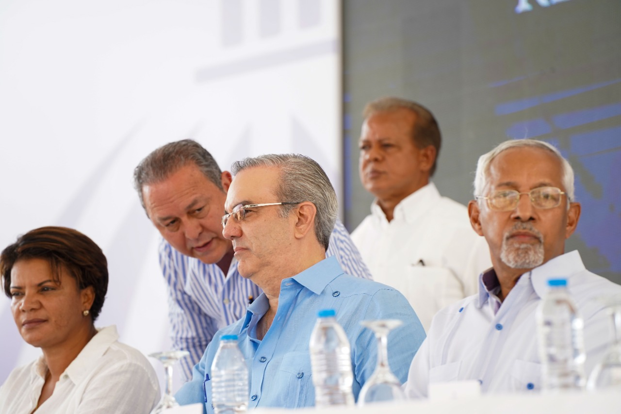  imagen Presidente Luis Abinader junto al ministro de Educación,  Ángel Hernández y  demás funcionarios gubernamentales durante el corte de cinta. 