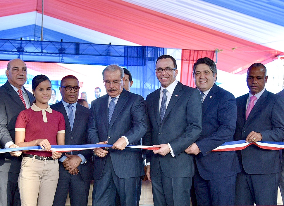  imagen Presidente Danilo Medina, Ministro Andres Navarro junto a otras personalidades corta cinta en acto de inauguraci&oacute;n. 