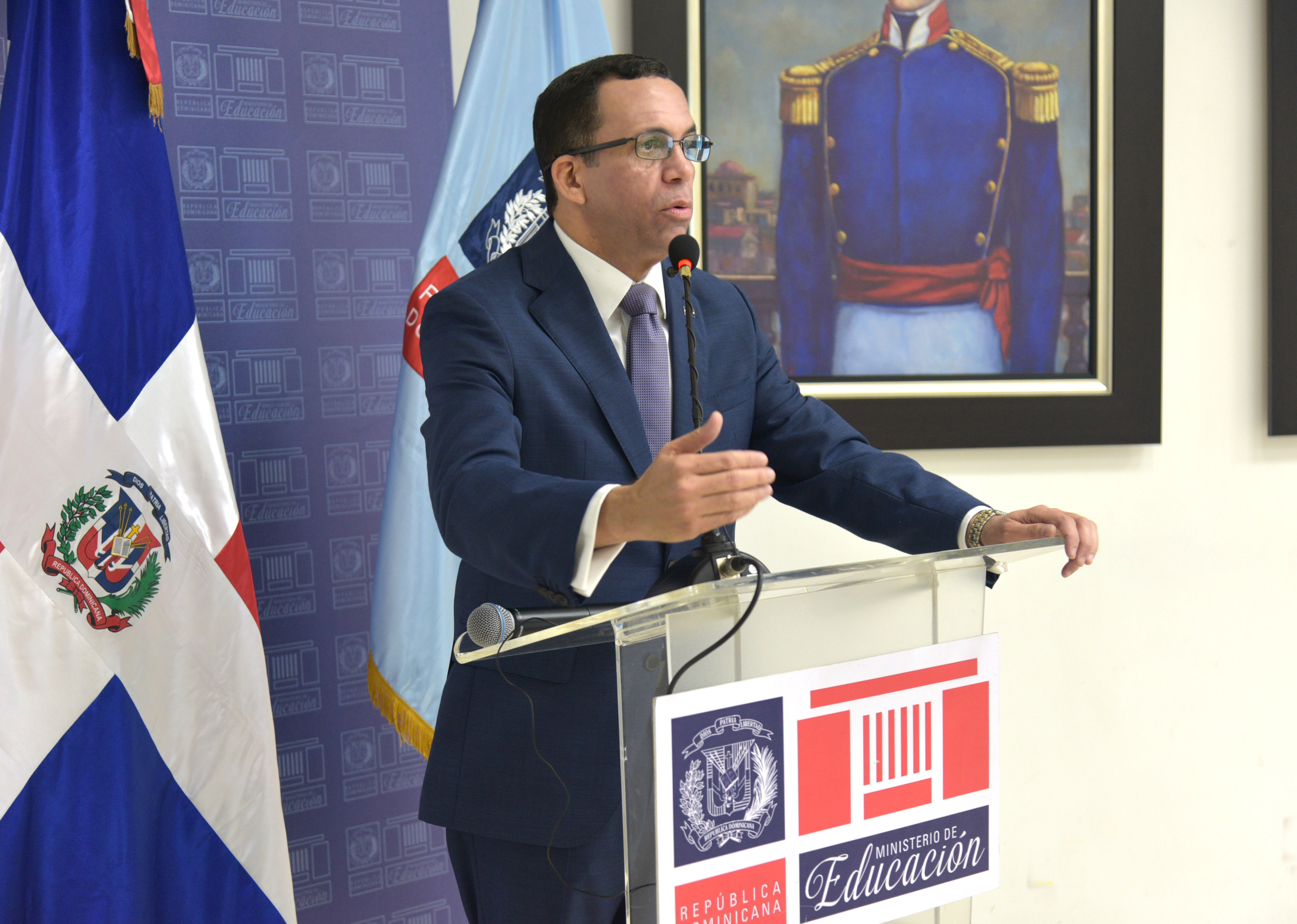  imagen Ministro Andr&eacute;s Navarro de pie en podium dirige discurso&nbsp; 