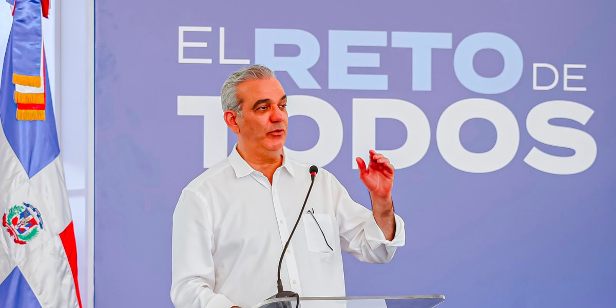  imagen El presidente Luis Abinader y&nbsp;el ministro de Educaci&oacute;n, Luis Miguel De Camps haciendo entrega del techado de cancha en el centro educativo Prof. Leonor Novas Volquez, en Jiman&iacute; Viejo. 