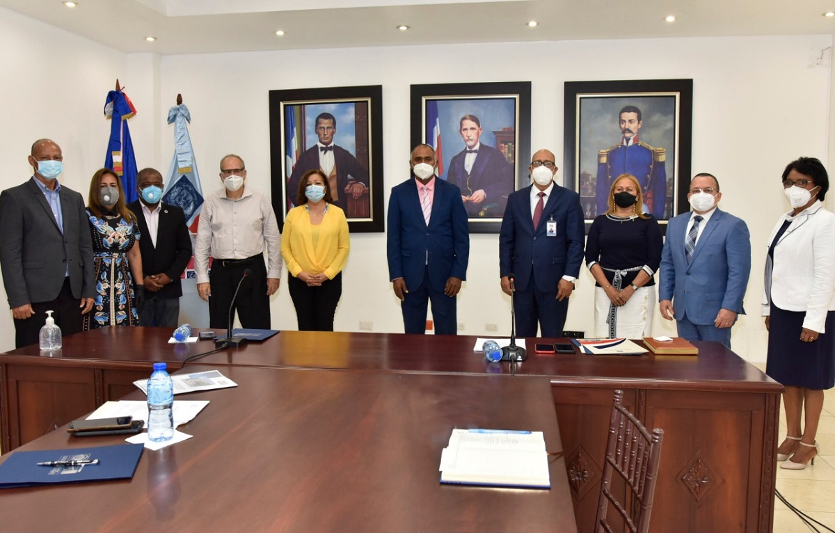  imagen La comisi&oacute;n del MINERD est&aacute; encabezada por el director de Gabinete Ministerial, Henry Santos, quien entreg&oacute; al presidente de la comisi&oacute;n de las nuevas autoridades, Julito Fulcar, el protocolo elaborado por la delegaci&oacute;n conformada por el Consejo Nacional de Educaci&oacute;n para que sea viable el a&ntilde;o escolar 2020-2021 durante la pandemia por COVID-19.
&nbsp; 