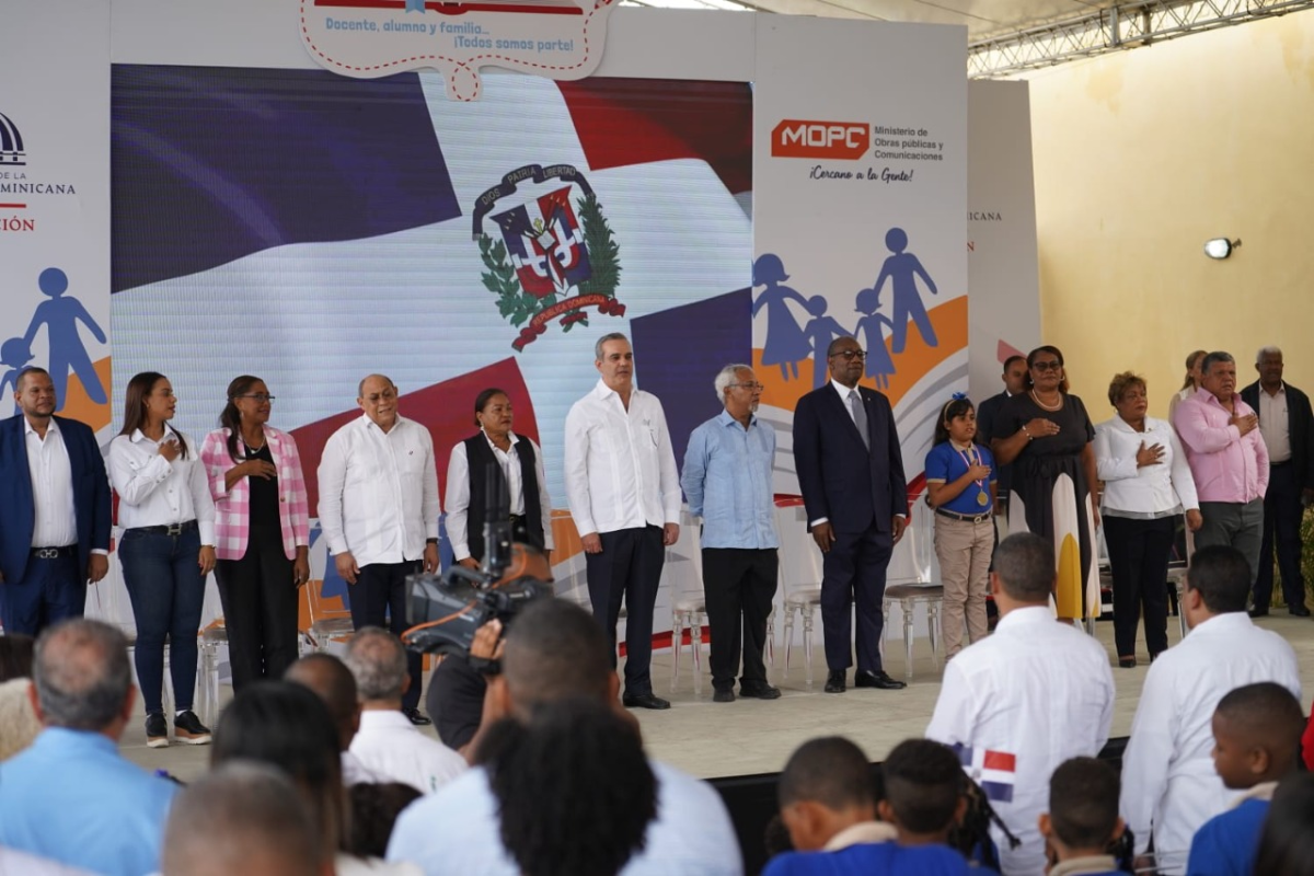  imagen Pdte. Luis Abinader junto al ministro de Educación, Ángel Hernández y demás autoridades. 