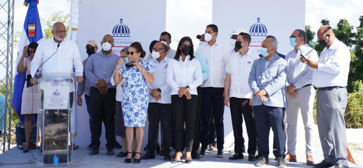  imagen Ministro de Educación Roberto Fulcar y doctor Cruz Jiminián junto a otras autoridades dan primer palazo. 