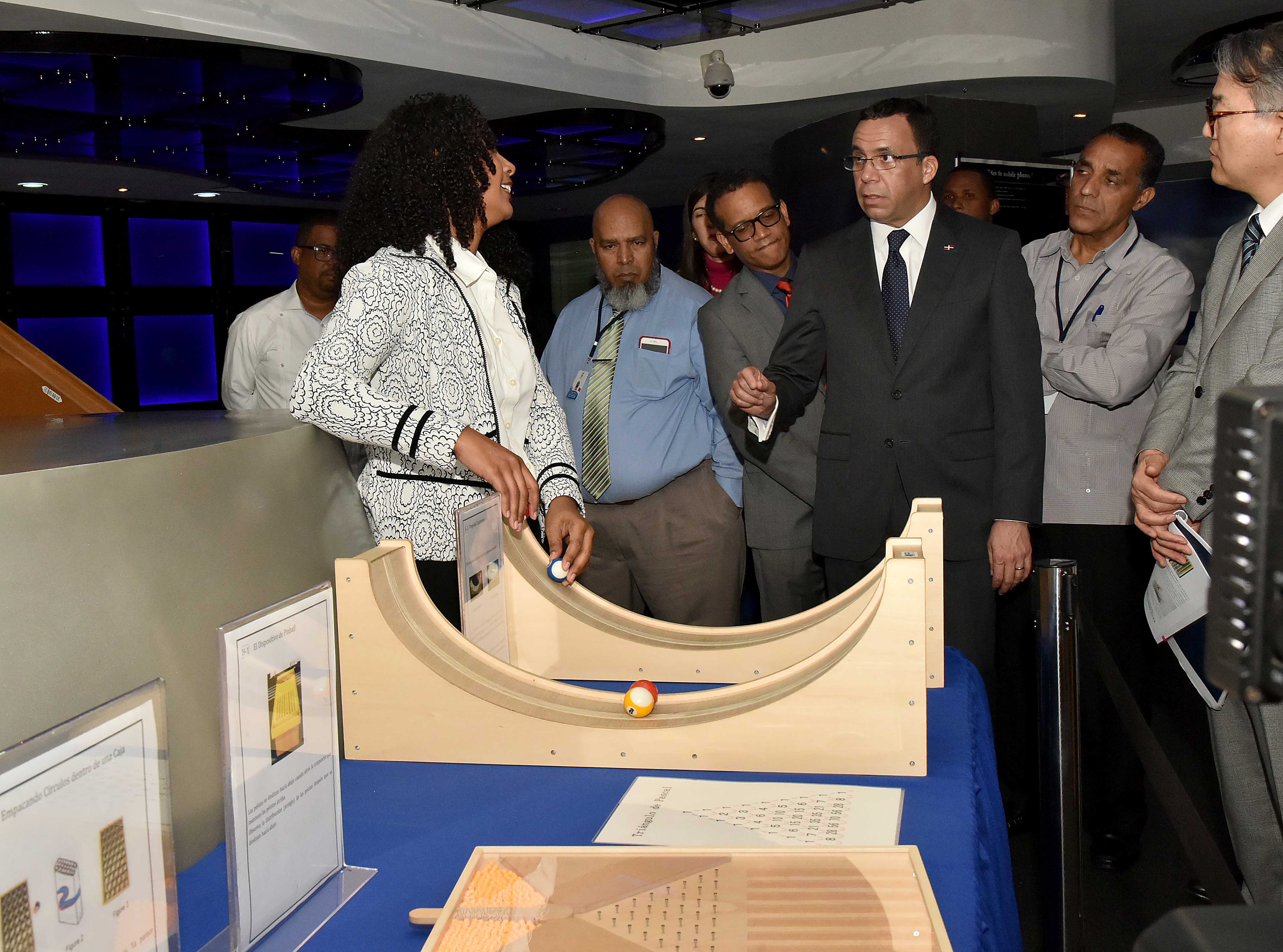  imagen Ministro Andr&eacute;s Navarro junto a embajador de Jap&oacute;n en RD y miembros de su gavinete, recorren museo de Matem&aacute;ticas&nbsp; 