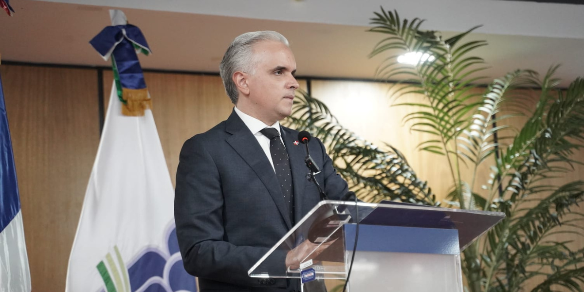  imagen Ministro de Educaci&oacute;n Luis Miguel De Camps,y presidente de la Junta de Directores del Instituto Superior de Formaci&oacute;n Docente Salom&eacute; Ure&ntilde;a (Isfodosu), juramentando a&nbsp; Dinorah Garc&iacute;a Romero como nueva rectora de esa entidad. 
