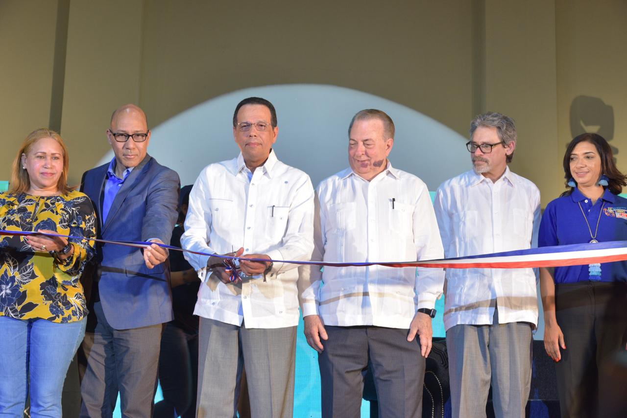  imagen Ministro Antonio Pe&ntilde;a Mirabal de pie junto a autoridades del Ministerio de Cultura y el MINERD cortando cinta en apertura del pabell&oacute;n en Feria del Libro&nbsp; 