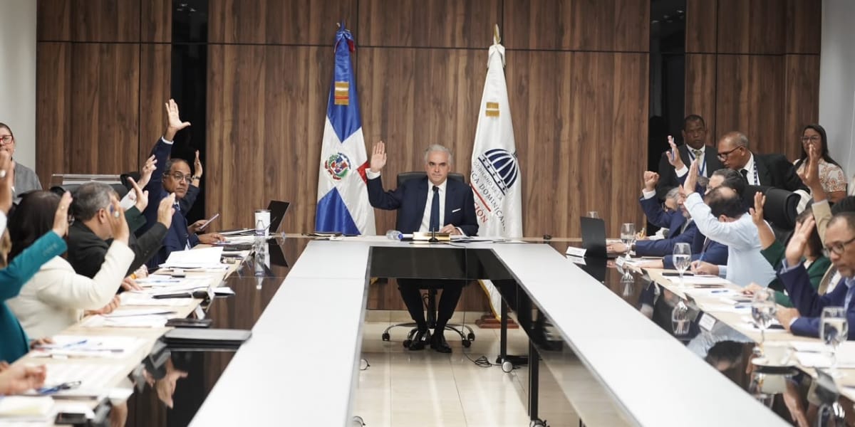  imagen El ministro de Educaci&oacute;n, Luis Miguel De Camps junto al Consejo Nacional de Educaci&oacute;n (CNE). 