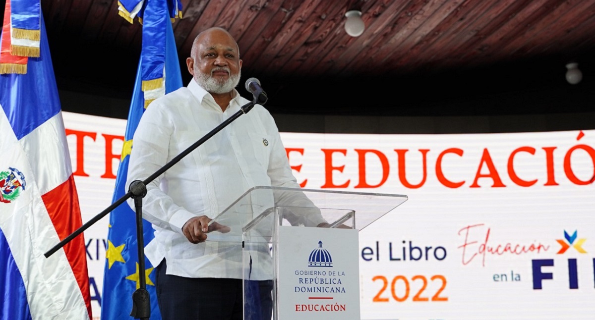 imagen Ministro Roberto Fulcar en el Pabellón de la Feria del Libro junto a demas entidades del MINERD  