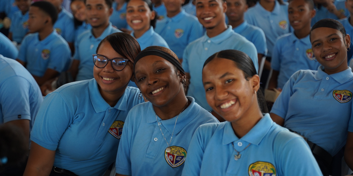  imagen Estudiantes, docentes y comunitarios de Sabana Perdida, en Santo Domingo Norte, en el nuevo techado deportivo del Instituto Polit&eacute;cnico El Ave Mar&iacute;a 