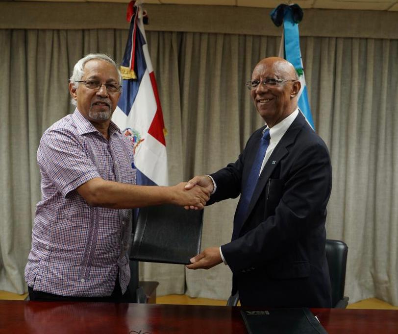 imagen Ministro de educaci&oacute;n &Aacute;ngel Hern&aacute;ndez y el rector de la Universidad ISA Benito Abad Ferreiras durante firma de acuerdo. 