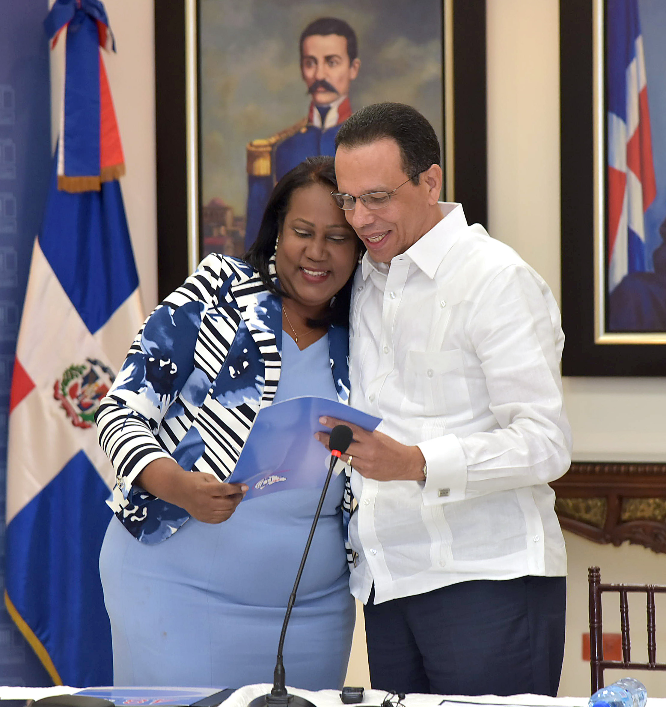  imagen Ministro Antonio Pe&ntilde;a Mirabal pie junto a Xiomara Guante, presidenta de la ADP, acompa&ntilde;ados de Comit&eacute; Ejecutivo Nacional ADP 