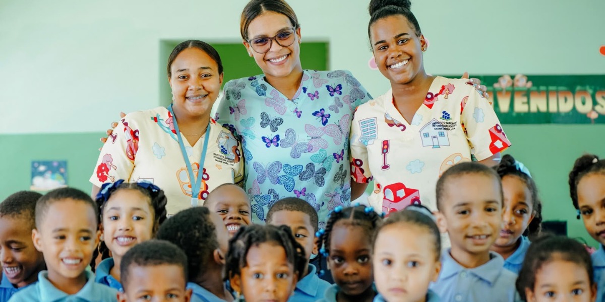  imagen Ministro de educacion y docentes interacutando con estudiantes. 