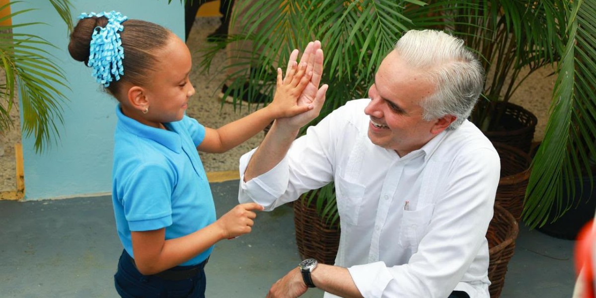  imagen Ministro de educacion y docentes interacutando con estudiantes. 