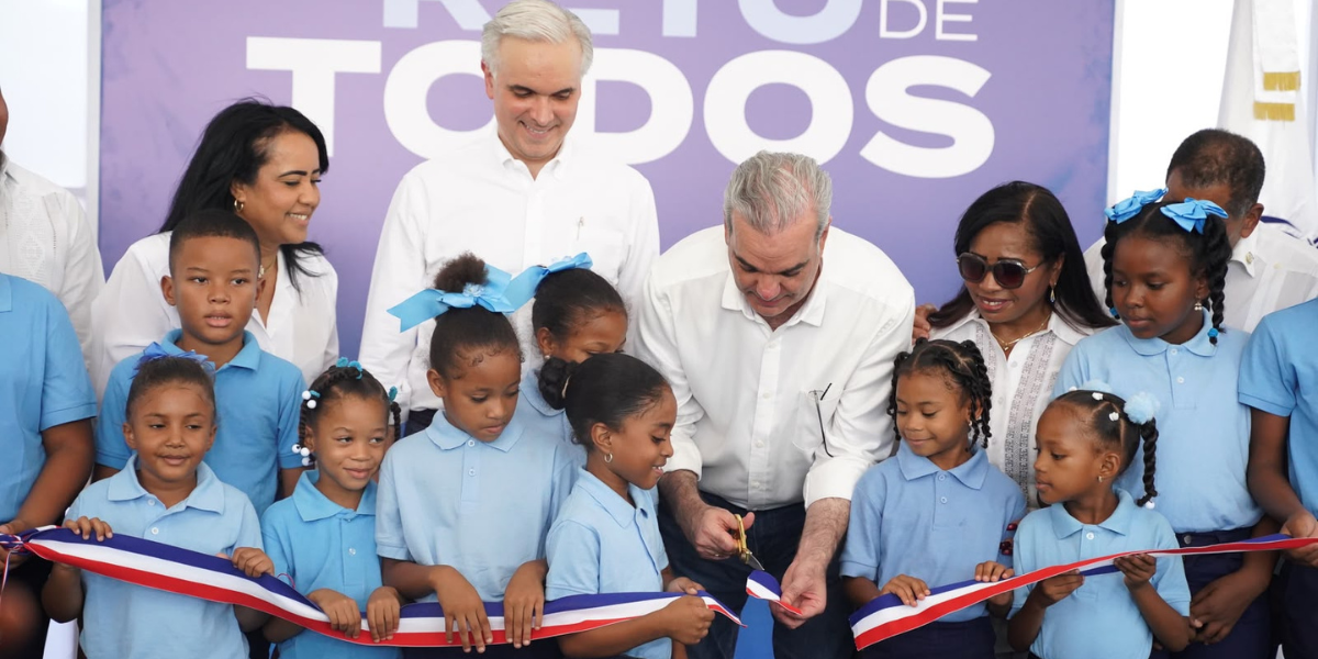  imagen El presidente Luis Abinader y&nbsp;el ministro de Educaci&oacute;n, Luis Miguel De Camps haciendo entrega del techado de cancha en el centro educativo Prof. Leonor Novas Volquez, en Jiman&iacute; Viejo. 