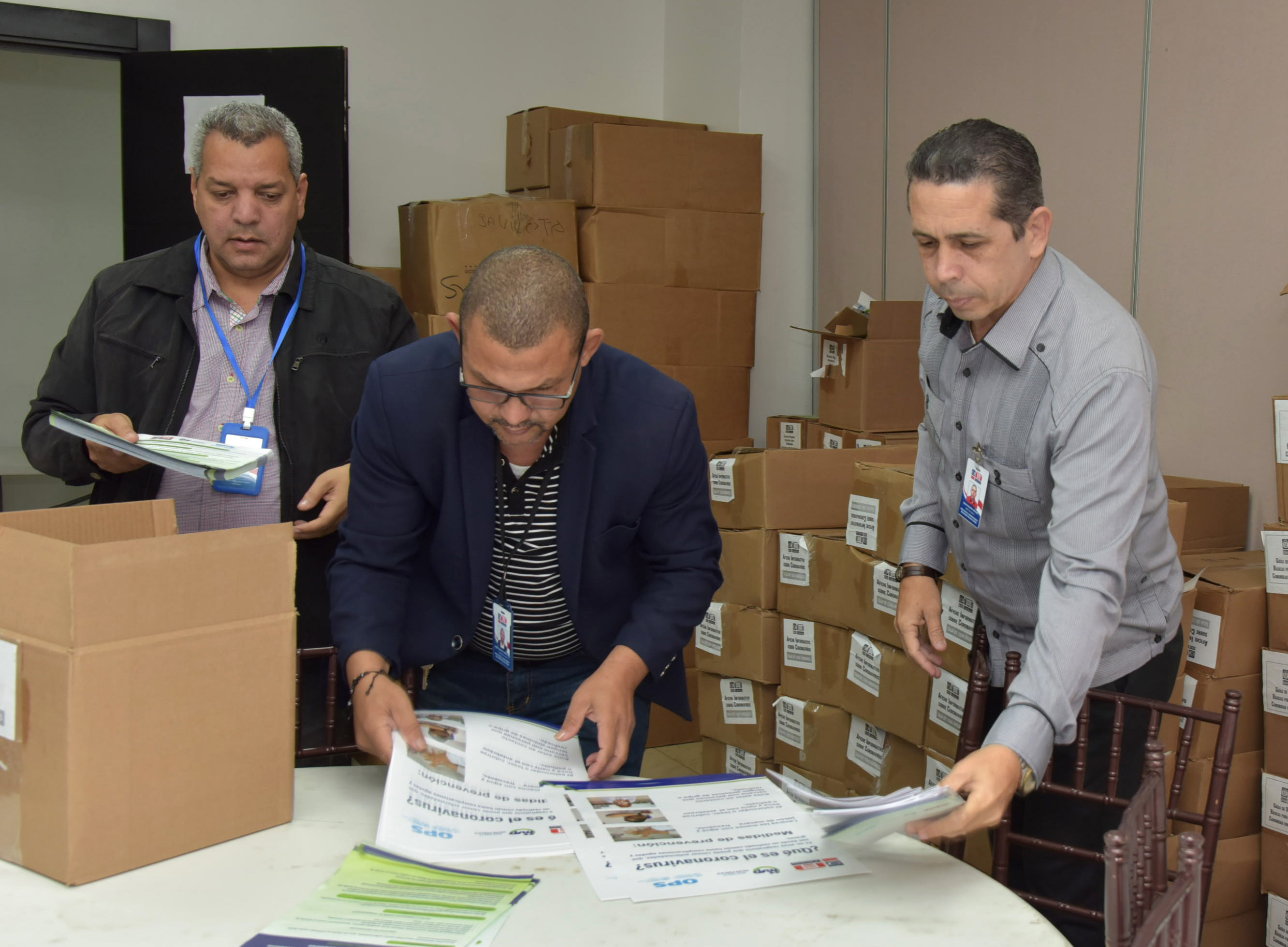  imagen Director de gabitene Ministerial, Henry Santos, entrega materiales gr&aacute;ficos con las orientaciones e ilustraciones que ser&aacute;n distribuidos en todos los centros educativos, como parte del Plan de Nacional de Orientaci&oacute;n que se desarrollar&aacute; ante la presencia del coronavirus en el pa&iacute;s. 