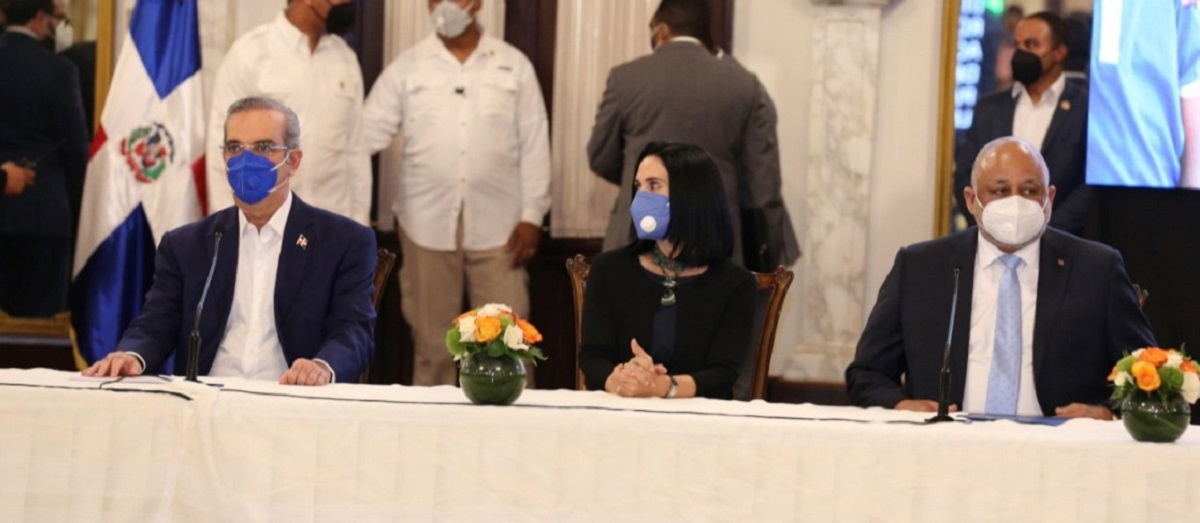  imagen En la mesa de honor, el presidente de la República Luis Abinader, la primera dama de la República Raquel Arbaje y Ministro de Educación, doctor Roberto Fulcar. 